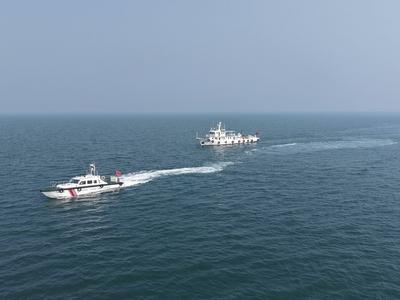 联合执法护渔汛，维护海域生产秩序