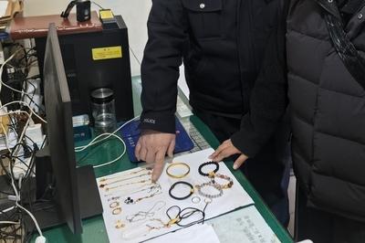 价值15万金饰误当垃圾丢了！青岛民警数小时多番搜寻终找回