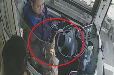 青岛巴士热心人爱心接力，乘客滑落手机完璧归赵