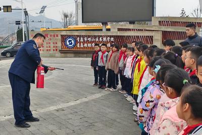 “开学第一练”来了！青岛校车变身“流动课堂”，筑牢学生安全防线