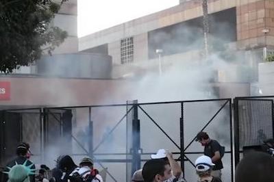 美国洛杉矶爆发大规模抗议活动，警方逮捕75名抗议者