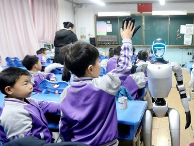 青岛重庆路第二小学举行“骐骥跃新程，驰骋向未来”新学期开学典礼