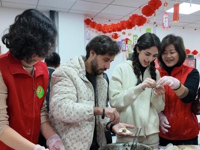 包元宵、做花灯、扭秧歌……外籍留学生在青“闹元宵”