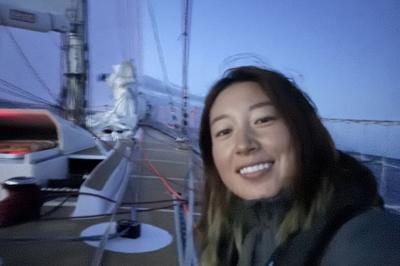 从网红主播“跨界”为国家帆船队翻译，青岛姑娘兰君掌舵帆船劈波斩浪