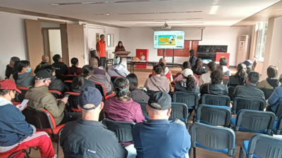 金門路街道逍遙社區聯合共建單位開展“反詐宣傳入民心 愛心義剪暖人心”志愿服務活動