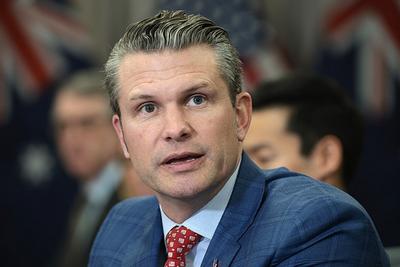 美国防部公开宣称打伊朗“耗得起”，被曝私下急筹钱补弹药