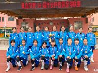 青岛市“市长杯”校园足球联赛激战正酣，小学男甲、女甲冠军组金牌产生