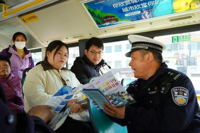 车厢里讲起“交通安全课”！青岛警企携手打造移动宣传阵地