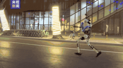 有看头！机器人组团夜跑，配速惊艳→