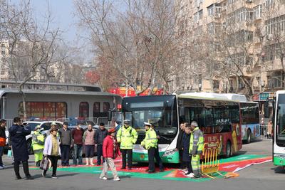 在海云庵的烟火气中，青岛巴士串起“酸甜记忆”与“平安守护”