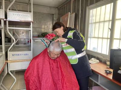 爱心义剪暖社区！青岛真情巴士司机六载坚守为老人解“头”等难题