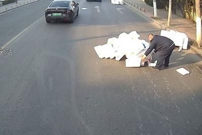 车流中泡沫箱散落几十米，青岛巴士驾驶员接连出手清障
