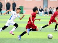 青岛市“市长杯”校园足球联赛激战正酣，小学男甲、女甲冠军组金牌产生