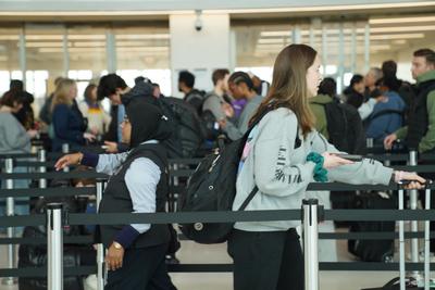 两党“拉锯”引爆机场安检危机，特朗普拟令速发欠薪