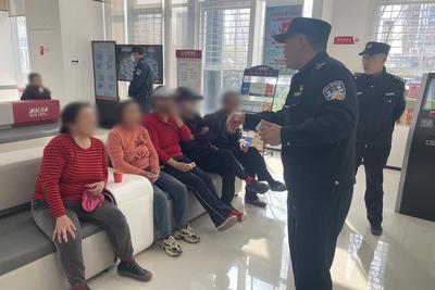 老人组团来办银行卡，民警为何要阻拦？背后藏着这些风险→