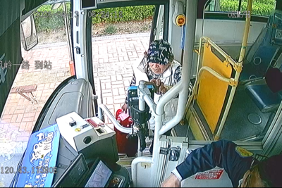 一次暖心等候 ，一份甜蜜致谢！青岛公交上再次上演“双向奔赴”