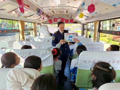 全民国家安全教育日，青岛2000辆校车变身“流动国安讲堂”