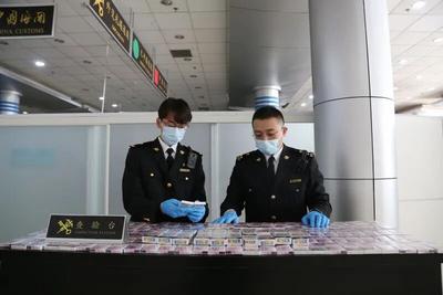 青岛海关所属荣成海关查获旅客捆绑藏匿进境卷烟3400支