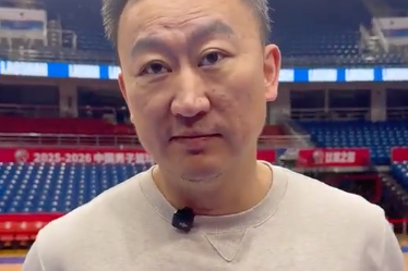 青辽今晚上演“抢8”大战，刘维伟笑谈“场边之争”