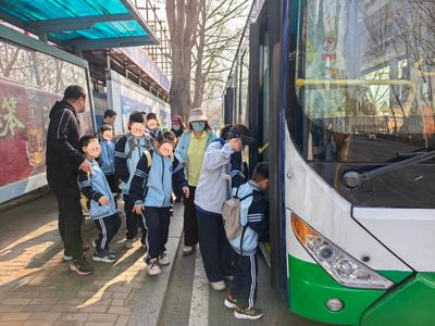 走出院门，走进春天：青岛这群孩子清明“踏青”，拥抱城市！