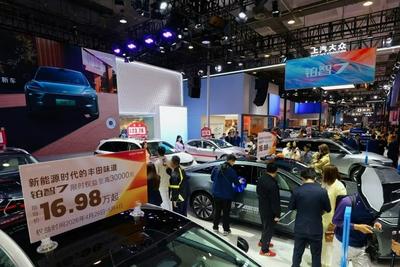 原地调头的“仰望”、高人气“张雪机车”……这届青岛国际车展有点不一样