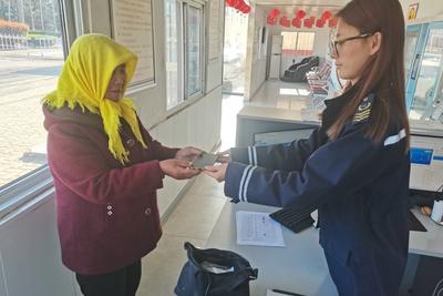 青岛“卖菜公交”暖心一幕：菜农遗失挎包，乘客司机接力归还