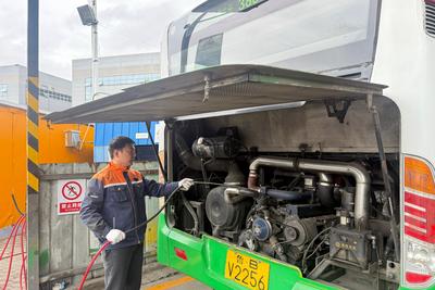 公交车“洗肺”又“防絮”！ 青岛巴士打出春日治理组合拳