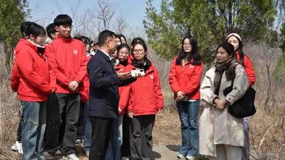 中国海洋大学打造《专业社会实践导论》，把课堂搬进乡野间实践写在田埂上