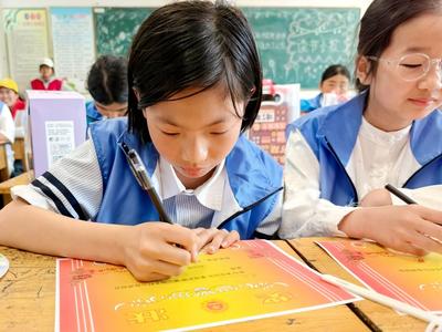 “老幼同乐”到“孝心传承”，“在希望的田野上”乡村公益游园会举办
