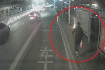 深夜站台垃圾箱起火，青岛巴士驾驶员英勇扑救除隐患