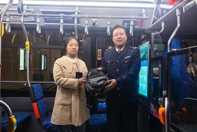 贵重物品失而复得，乘客点赞青岛巴士高效服务