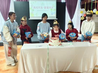 吃蛋糕、做披萨、画风筝……“青帆筑梦”儿童关爱帮扶项目开展主题儿童生日会