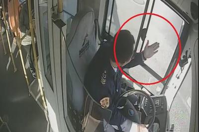 礼让显担当、暖举传文明！青岛巴士驾驶员温情服务获乘客点赞