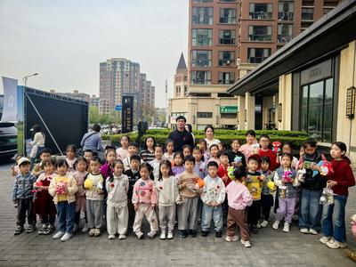 石球彩绘扮家园 温情相伴促邻里 | 凤凰山社区开展亲子彩绘活动