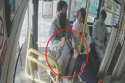 学生背包“躺”在路边，青岛巴士驾驶员多方联动物归原主