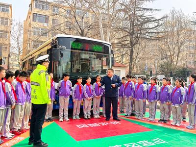 实景教学让安全“看得见”！青岛巴士多方联动开展交通安全宣讲活动
