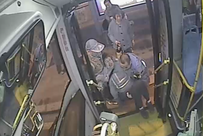 八旬老人等车时跌倒，青岛巴士驾驶员飞身守护显担当