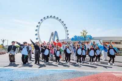 林依轮在青岛海上摩天轮跳起爱情鸟！来青岛旅游新地标奔赴一场浪漫之约！