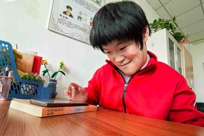 震颤指尖5年“凿”出160万字！青岛脑瘫姑娘完成10部网络小说成签约作家