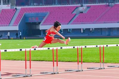 14.13秒！14.61秒！青岛跨栏迎来“双子星”，青岛初中110米跨栏新纪录产生