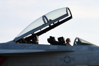 弹射逃生后，美飞行员会怎么做？