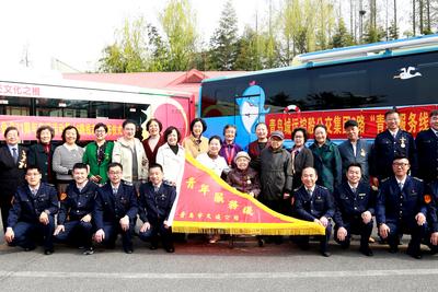 十米车厢写春秋！全国首部公交线路专属志书在青岛亮相