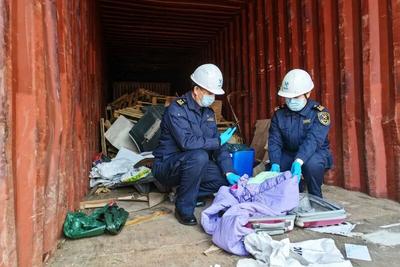 日照海关查获进境空箱夹带生活废弃物和废旧木托1.64吨