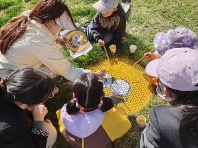 童筆繪彩點亮社區 物社共筑幸福家園 | 鳳凰山社區匯豪物業與共建單位起跑線美術開展井蓋彩繪活動 