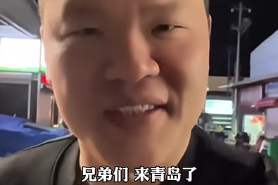 一口鲜到“飞起”！朱芳雨在青岛“狂炫”海鲜，好吃到停不下来……