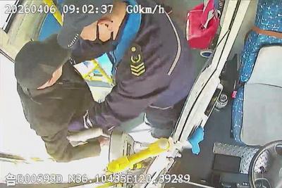 青岛巴士车厢传递温情与善意，擦亮城市文明窗口