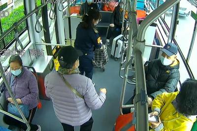十米车厢承载满满温情！青岛巴士司机传递城市温度
