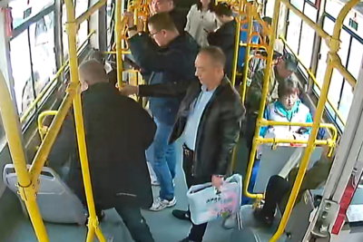 一颗糖让老人转危为安！青岛巴士车厢里上演“甜蜜”守护