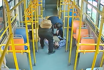 青岛公交车上乘客突然晕倒，接下来发生了暖心一幕……