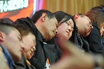 这个睡觉习惯，正在增加你的患病风险！